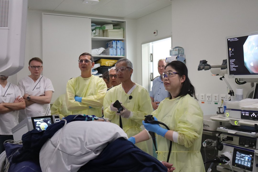 Prof. Dr. Tsuneo Oyama und seine Mitarbeiterin Dr. Akiko Takahashi vom Saku General Hospital in Japan